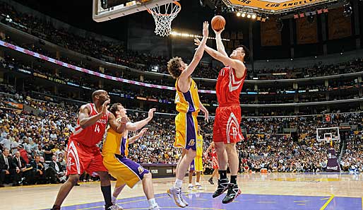 Yao Ming (r.) hatte sich in der letzten Saison gegen Lakers einen Bruch des linken Fuß zugezogen