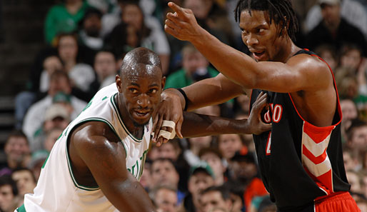 Kevin Garnetts Celtics sind Topfavorit in der Atlantic. Chris Bosh' Raptors sind lediglich Underdog