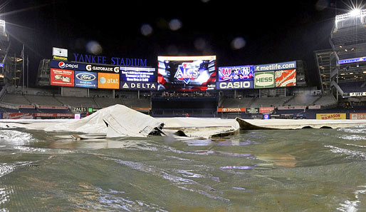 Tristes Bild: Das Yankee Stadium im strömenden Regen