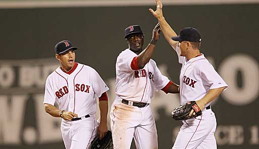 Bostons Outfielder Jacoby Ellsbury, Mike Cameron und J.D. Drew (v.l.) feiern den Sieg über die Yanks