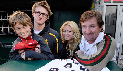 Familie Gretzky mit Papa Wayne (r.) und Sprössling Trevor (2. v.l.) auf einem Bild