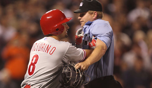 Shane Victorino (l.) von den Philadelphia Phillies nahm sich sogar einen Referee zur Brust