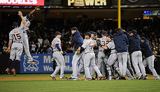 Die Detroit Tigers feiern ihren Sieg in Spiel 5 bei den New York Yankees