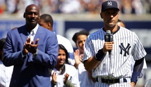 Derek Jeter (r.) bedankt sich bei den Yankee-Fans, neben ihm klatscht eine Legende Beifall