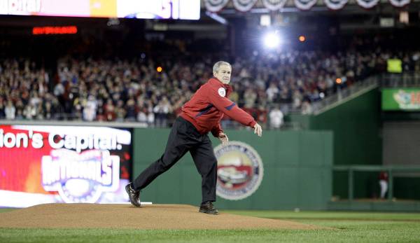 Das hat Tradition: US-Präsident George W. Bush wirft 2008 den ersten Pitch bei den Washington Nationals.