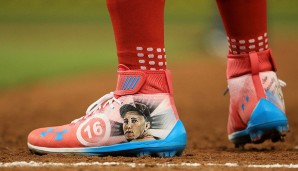 Im Fokus standen jedoch völlig zu Recht seine Schuhe! Mit diesen zollte Harper dem verstorbenen Marlins-Pitcher Jose Fernandez in Miami Tribut. Eine starke Geste!