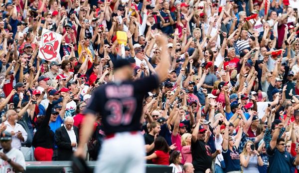 Im Vordergrund jubelt Closer Cody Allen, im Hintergrund die Fans der Cleveland Indians