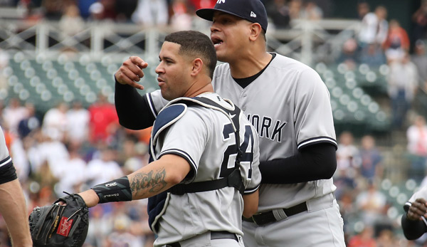 Yankees-Catcher Gary Sanchez (l.) hält Teamkollegen Dellin Betances zurück