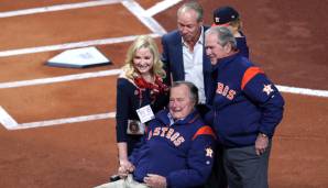 In Houston wurde texanische Prominenz für den ersten Pitch aufgefahren: Ex-Präsident George H.W. Bush (93) kam im Rollstuhl mit Sohn George W. Bush (71) und Familie