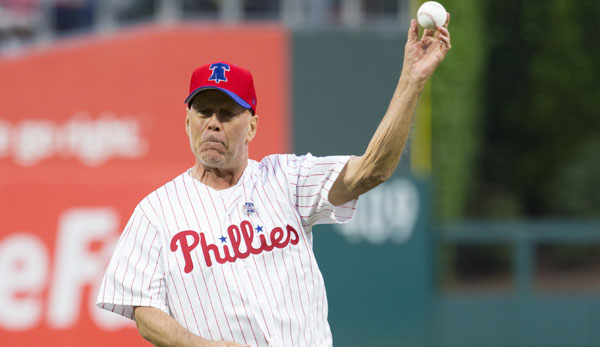 Bruce Willis warf den ersten Pitch vor einem Spiel der Philadelphia Phillies.