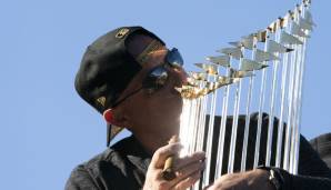 GM Mike Rizzo mit fetter Zigarre und der Commissioner's Trophy.