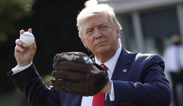 Zur Feier des Opening Days der Baseball-Saison zeigte sich Trump auf dem Rasen vor dem Weißen Haus als Baseball-Fan.