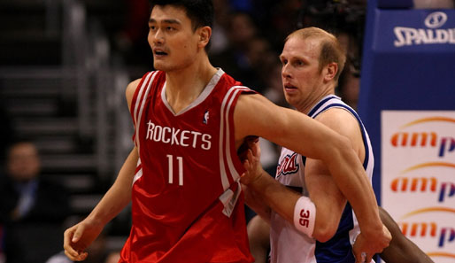 In der NBA trafen der deutsche Nationalspieler Chris Kaman (r.) und Yao Ming aufeinander