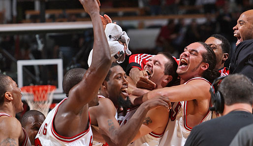Zu früh gefreut: Die Spieler er Chicago Bulls lagen sich nach der Schlusssirene noch in den Armen