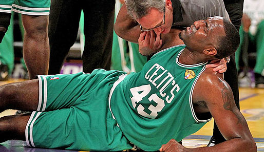 Celtics-Center Kendrick Perkins kurz nach seiner Verletzung in Spiel 6 der NBA-Finals