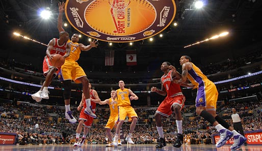 2007 hatte Earl Boykins (l.) letztmals so viele Punkte erzielt wie im Spiel gegen die L.A. Lakers