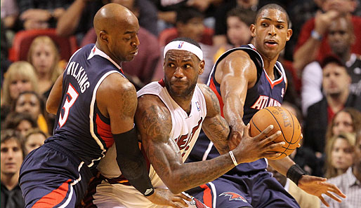LeBron James (M.) machte 22 Punkte für die Miami Heat gegen die Atlanta Hawks