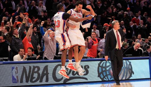 Knicks-Rookie Landry Fields feiert mit Toney Douglas und den Fans den Sieg über die Miami Heat