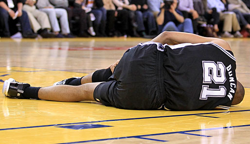 Tim Duncan verletzte sich im Spiel gegen Golden State zum Glück nur leicht am Knie