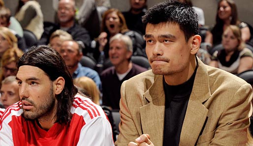 Yao Ming (r.) spielt seit 2002 für die Houston Rockets