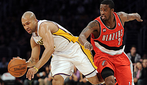 Lakers-Spielmacher Derek Fisher (l.) lässt Portlands Wesley Matthews stehen