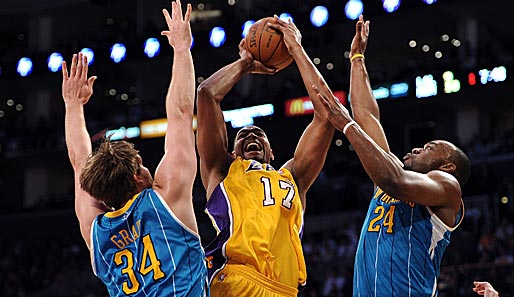Vor allem in Hälfte eins war Lakers-Center Andrew Bynum (M.) nicht zu stoppen