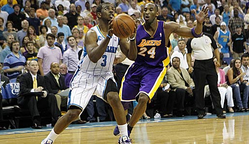 Kobe Bryant (r.) hatte gegen Hornets-Star Chris Paul das Nachsehen