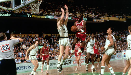 Das Duell der Superstars: Der Michael Jordan aus 1996 fordert die 1986er Celtics mit Larry Bird