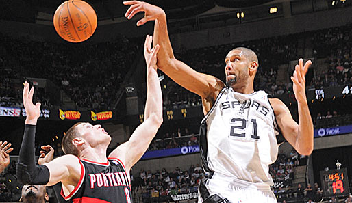 Tim Duncan (r.) hat mit seinen San Antonio Spurs das Heimrecht in den Playoffs sicher