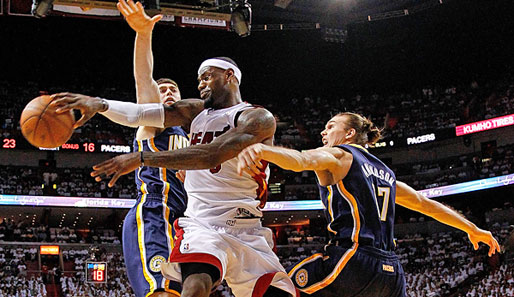 LeBron James (M.) führte die Miami Heat zum klaren Sieg gegen die Indiana Pacers