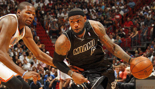 Dieses Duell könnte die NBA Finals prägen: Heat-Star LeBron James (r.) umkurvt OKCs Kevin Durant