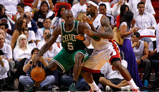 LeBron James (r.) von den Miami Heat gegen Kevin Garnett von den Boston Celtics (l.)