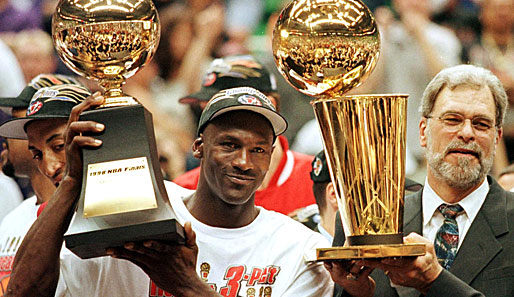 Ein erfolgreiches Duo: Michael Jordan (l.) und Phil Jackson gewannen gemeinsam sechs NBA-Titel