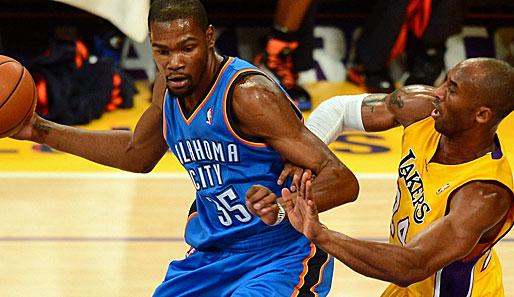 Oklahomas Superstar Kevin Durant (l.) erzielte gegen Kobe Bryants Lakers 42 Punkte