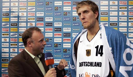 Frank Buschmann interviewt Dirk Nowitzki bei der Europameisterschaft 2005