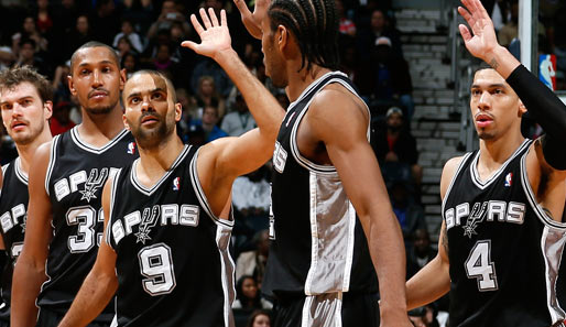 MVP-Kandidat Tony Parker (3.v.l.) und seine Spurs sind derzeit das heißeste Team der NBA