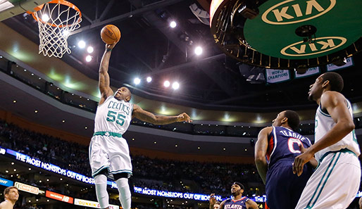 Terrence Williams (beim Dunk) kam beim Sieg der Boston Celtics auf 6 Punkte
