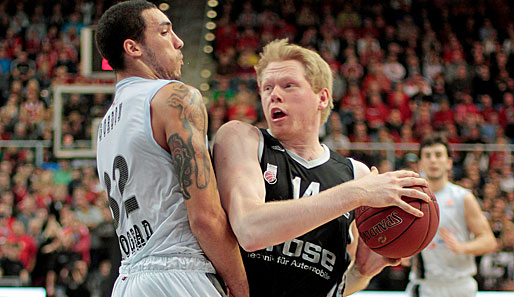 Center Philipp Neumann (r.) spielt seit 2009 für die Brose Baskets Bamberg