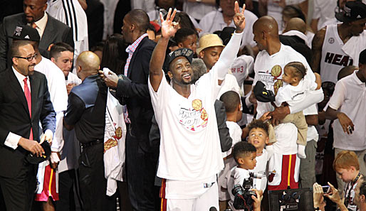 Dwyane Wade lässt sich von den Heat-Fans für seinen dritten Titel feiern