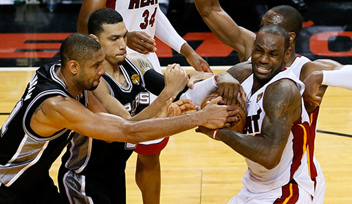LeBron James (r.) und die Heat gewannen den epischen Thriller gegen Duncan (l.) und die Spurs