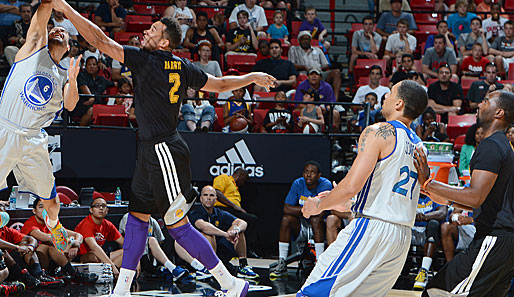 Lakers-Forward Elias Harris (2.v.l.) lieferte sich ein Scoring-Duell mit Gegenspieler Cameron Jones (l.)