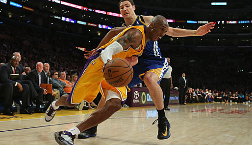 Lakers-Star Kobe Bryant (v.) ist seinen Reha-Plänen nach eigenen Angaben voraus
