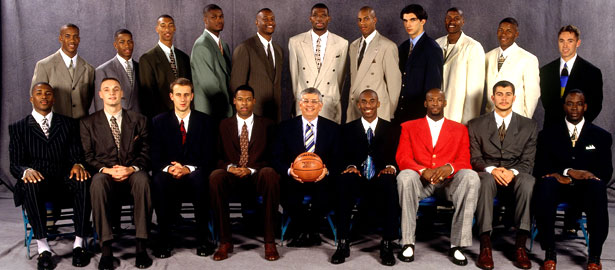 Die NBA Draft Class von 1996 mit Steve Nash (hintere Reihe ganz rechts)