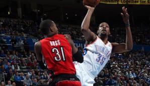 Kevin Durant (r.) erzielte gegen die Toronto Raptors 24 Punkte