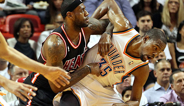 Die Superstars LeBron James und Kevin Durant duellieren sich nicht nur auf dem Platz