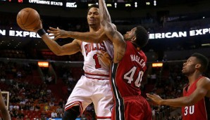 Derrick Rose (l.) gewann mit den Chicago Bulls deutlich bei den Miami Heat