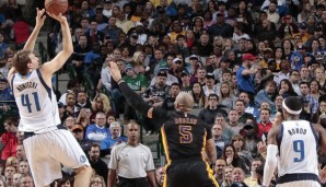 Mit diesem Jumper setzte sich Dirk Nowitzki (l.) auf Platz 8 der All-Time-Scoring-Liste der NBA