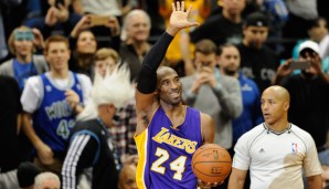 Zu Ehren seines Meilensteins bekam Kobe Bryant in Minnesota den Spielball überreicht