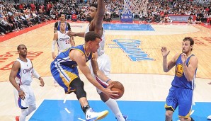 Stephen Curry (M.) führte die Warriors mit 27 Punkten zum Sieg