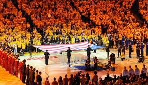 Cavaliers links, Warriors rechts, die Flagge in der Mitte: Die Hymne wird in der Oracle Arena zelebriert